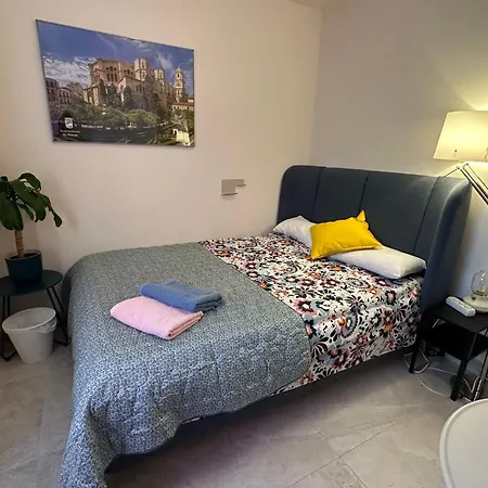 Peaceful Little Bedroom - Shared With 2 Cats