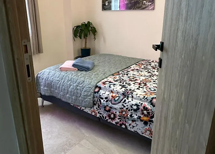 Peaceful Little Bedroom - Shared With 3 Cats Málaga
