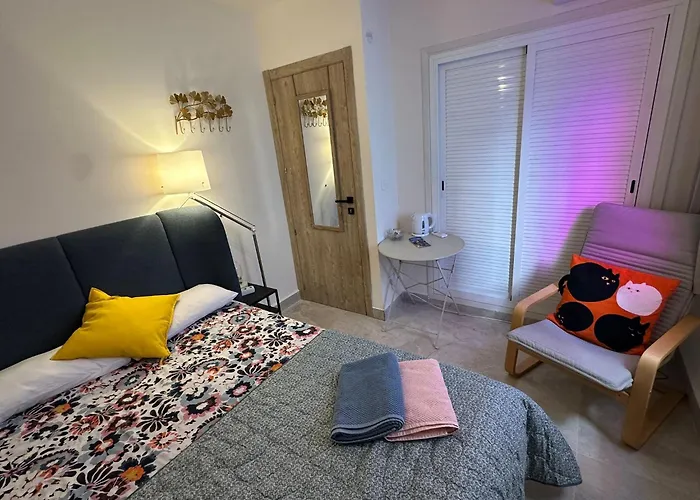 Peaceful Little Bedroom - Shared With 3 Cats * Málaga